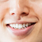 白い歯の男性の口元