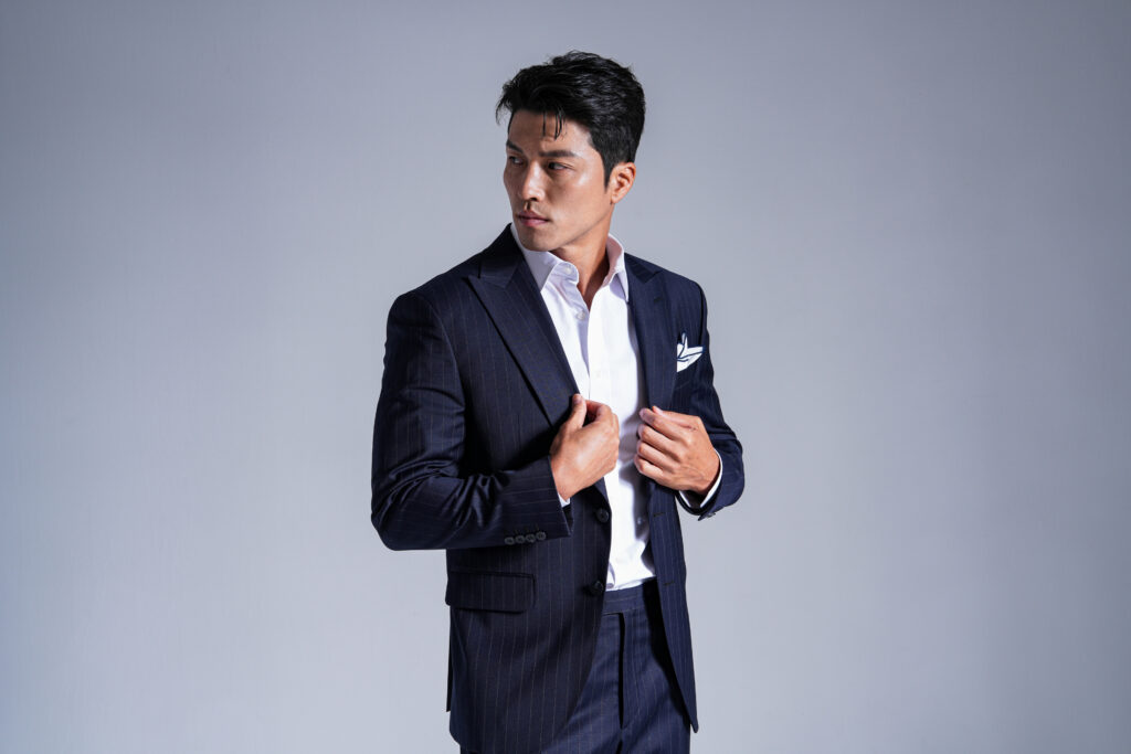 スーツを着た男性