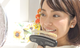 シェードガイドを使ってケア前の歯の色を確認する様子