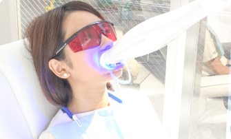 保護用のアイガードを着用し、LEDライトを照射する様子